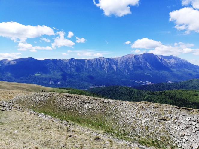 Fig. 12 - Abruptul prahovean al Bucegilor văzut de pe Culmea Cumpătu