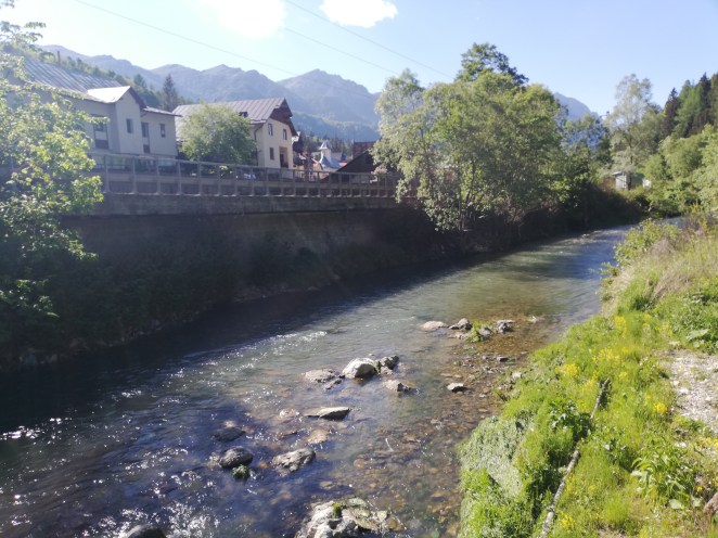 Fig. 20 - Ultima parte a traseului în lungul Văii Prahova și a căii ferate. Din nou Bucegii în fundal